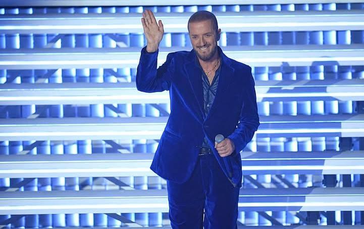 Raf alla finale di Sanremo 2026 - Credits: Rai Uno