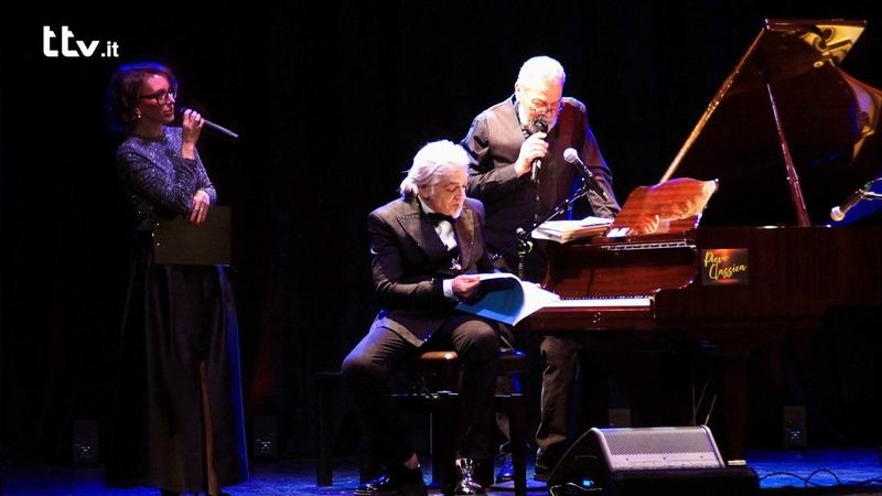 Morgan al piano sul palco del Teatro Papini con i conduttori della serata (completa)