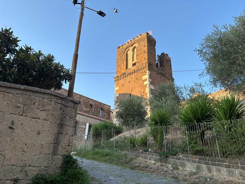Oltre la Reggia c’è un borgo medievale segreto: l’abbazia di San Pietro ad Montes che incanta Caserta