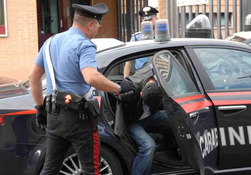 Aggressione choc a Lainate: toglie la corrente nella casa della vicina, poi tenta di strangolarla davanti ai figli