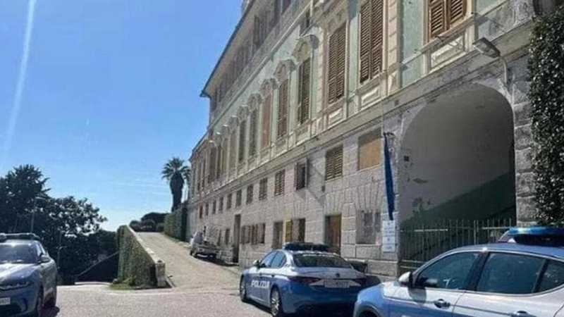 Bimbo precipitato dal terrazzo di scuola a Voltri, sarebbe rimasto solo per venti minuti