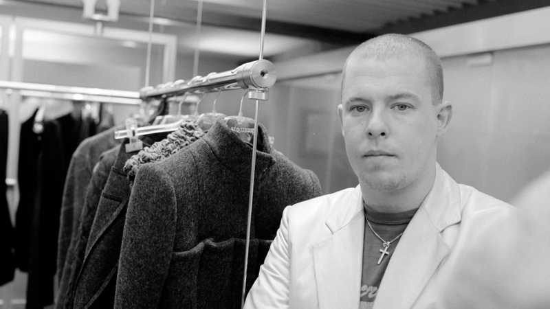 Documenting McQueen:Tailoring, il primo episodio svela i segreti di una delle collezioni più straordianrie del geniale stilista