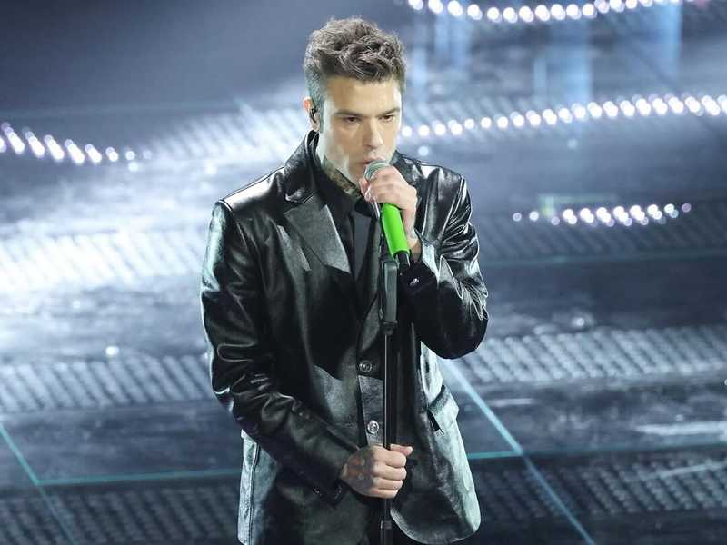 Fedez chiede scusa a Jannik Sinner durante il suo concerto: “Quella rima è un mio errore”