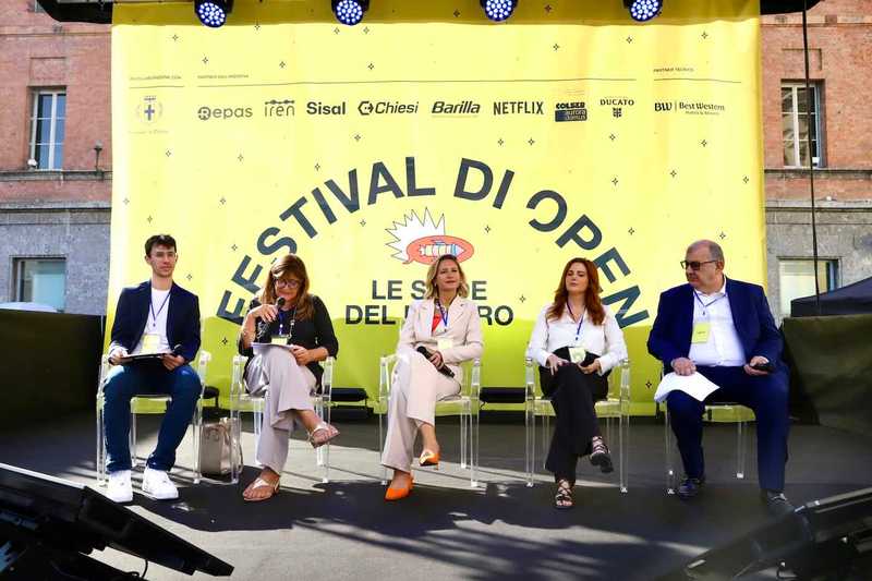 Festival di Open, il rapporto della Gen Z con il denaro: «Il 70% si dichiara competente, ma tanti cedono ai finti guru finanziari»