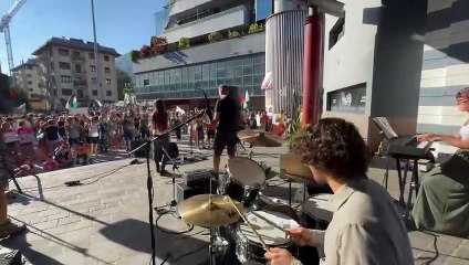 Il primo Pride della Valtellina: “A Sondrio 1.500 persone hanno sfilato per le vie della città”