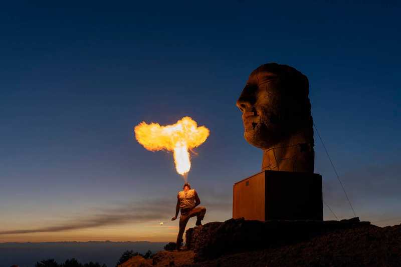 Il Teseo screpolato di Mitoraj non andrà via dall’Etna