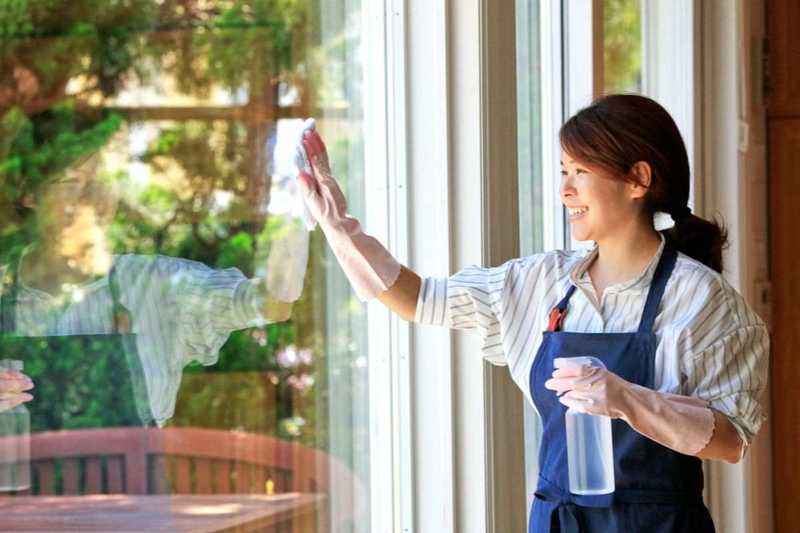 Ma quali spray e detergente, io per pulire i vetri faccio così: diventano brillanti