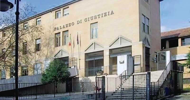 Carezze e frasi spinte, la violenza del professore: quattro vittime