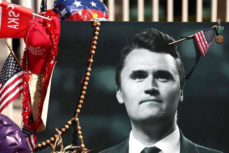 Charlie Kirk, la vedova: “Indosso suo ciondolo insanguinato”