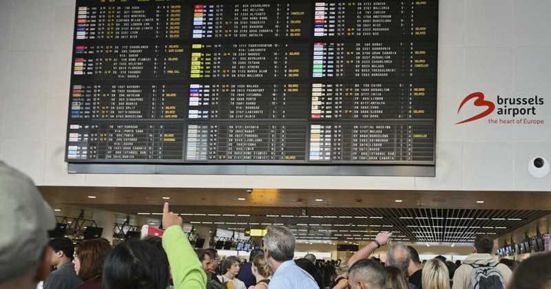 Cyberattacco agli aeroporti europei, ancora caos e disagi: 44 voli cancellati a Bruxelles. La Polizia Postale: “L’allerta è molto alta”