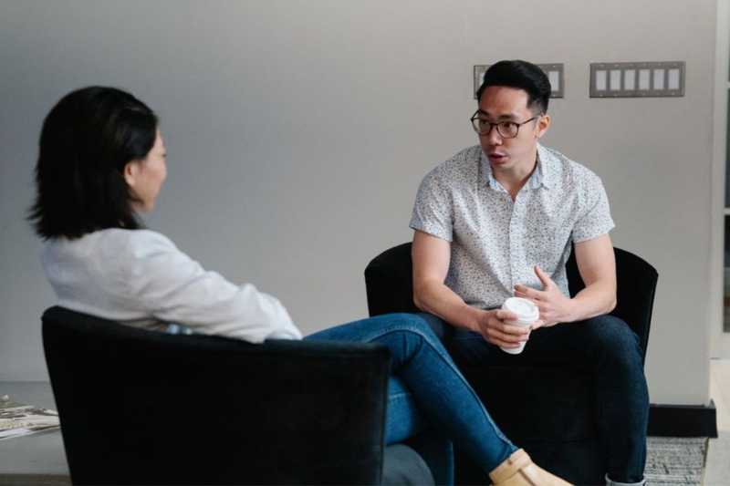 Distogli lo sguardo quando parli con qualcuno? Cosa significa secondo gli psicologi