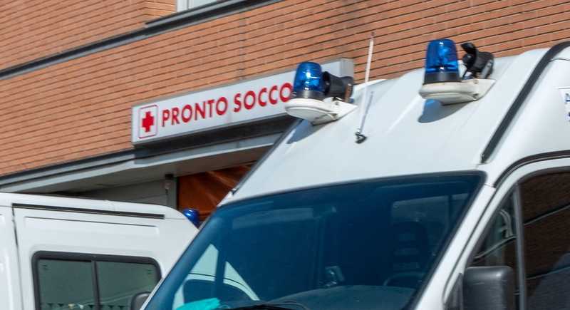 Esine, 23enne cade dal tettuccio di un’auto in corsa: la sconvolgente ipotesi