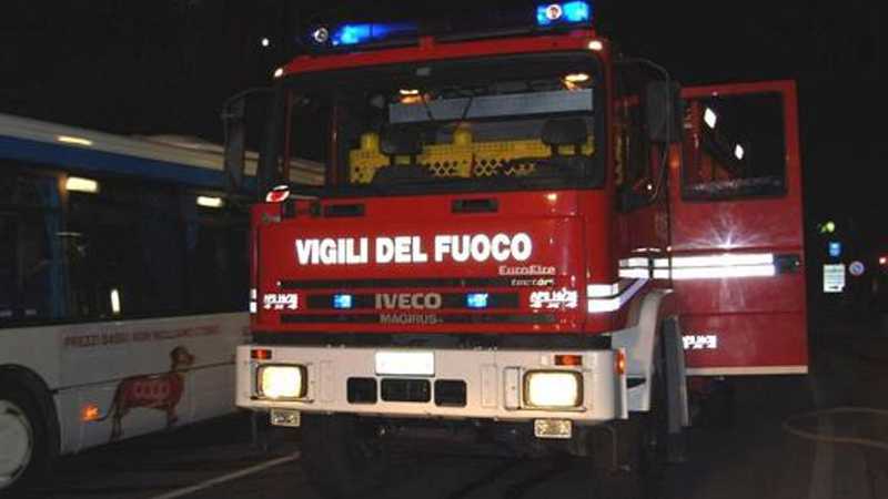 Esplosione con boato a Moncalieri: in fiamme un fabbricato in strada Freylia Mezzi