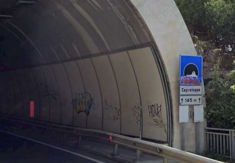 Finale, cadono calcinacci dalla volta della galleria Caprazoppa: intervento dei vigli del fuoco