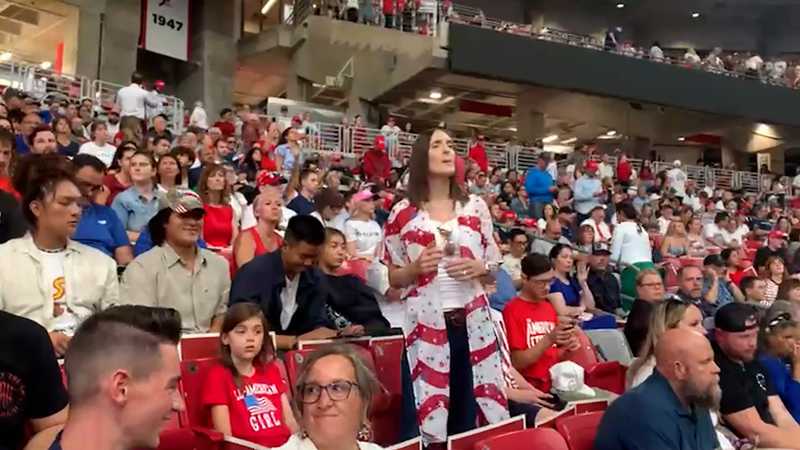 Funerali di Charlie Kirk, folla allo State Farm Stadium: migliaia di persone vestite di rosso, bianco e blu per il memorial – Video