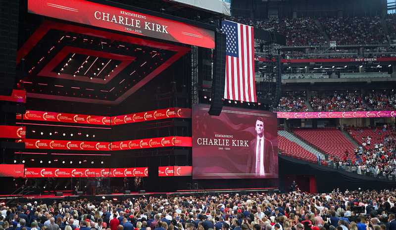 Funerali di Charlie Kirk, in 200mila a Glendale. La vedova: "Aveva il sorriso di Monna Lisa"