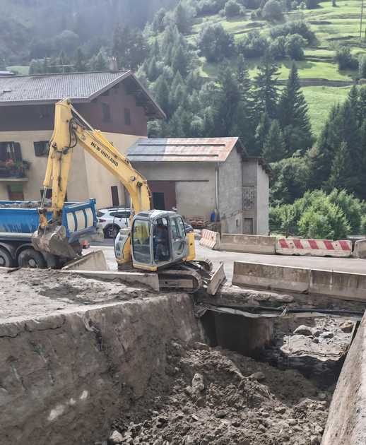 Il ponte sul torrente Solco. Operai al lavoro dopo l’alluvione