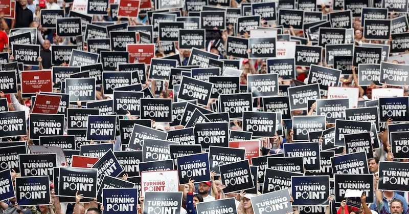 In 200mila ai funerali di Kirk. Le testimonianze: «Amo Charlie e amo Gesù»