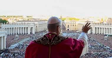 La predica di Papa Leone dal Soglio. Con vista al Quirinale