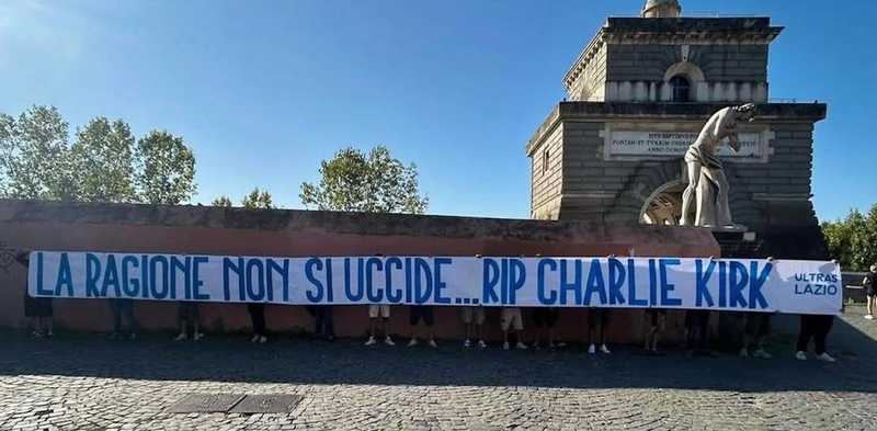 Lo striscione degli ultras della Lazio per Charlie Kirk: «La ragione non si uccide» – Il video