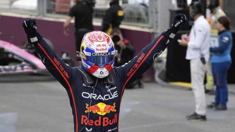 Max Verstappen vince il Gp dell'Azerbaigian: Russell e Sainz sul podio a Baku, Hamilton 8° e Leclerc 9°