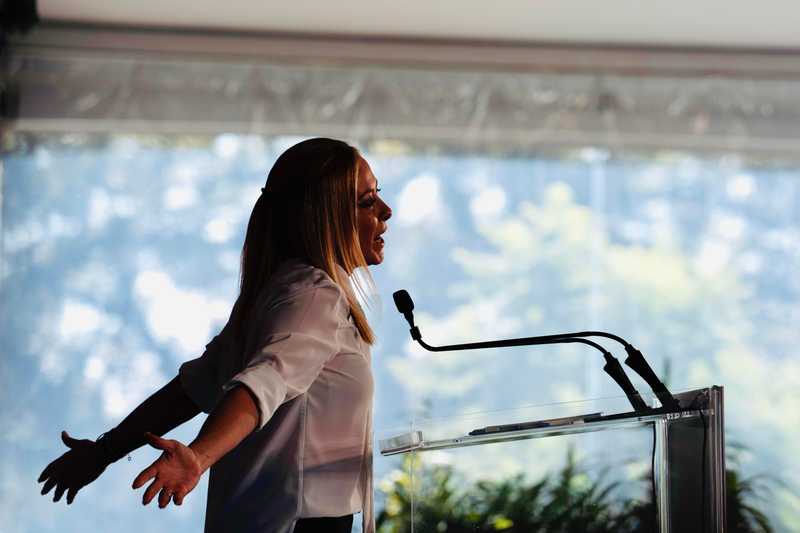 Meloni a Fenix attacca la sinistra (e cita Silvio): “Noi mossi dall’amore, non dall’odio”