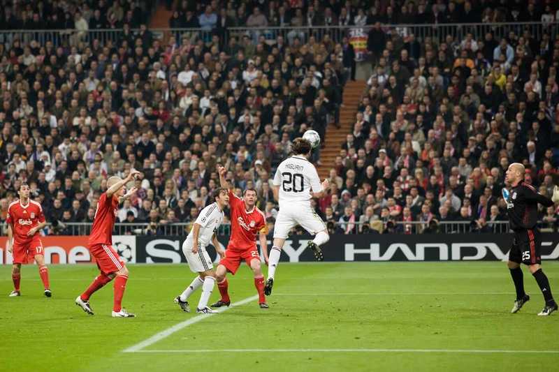 Non solo rugby e football americano, anche il calcio rischia di causare danni al cervello: cosa dice l’ultimo studio sui colpi di testa