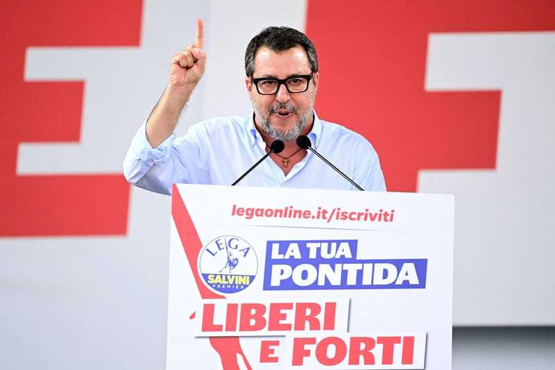 Salvini accende Pontida: "Mai i nostri figli a morire in Ucraina". Omaggio a Bossi e citazione di Berlusconi