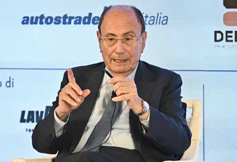 Schifani spende 600 euro (di fondi regionali) a notte per dormire fuori dalla Sicilia? Chi l'ha denunciato