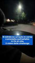 Si sdraia su un’auto in corsa e precipita sull’asfalto: in fin di vita. Il video della challenge