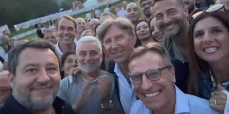Siciliani a Pontida, gli isolani della Lega, il modellino del Ponte sullo Stretto e il selfie ricordo con Salvini