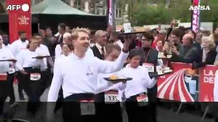 Tra equilibrio e velocita' con vassoi in mano, la "Course des Cafe's" anima Parigi