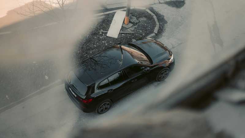 «Vola vola». Sale sul tetto della Panda per una bravata social e cade dall’auto in corsa: 23enne gravissimo