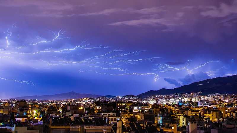 ALLERTA METEO in Campania tra forti temporali, raffiche di vento e fulmini: da quando