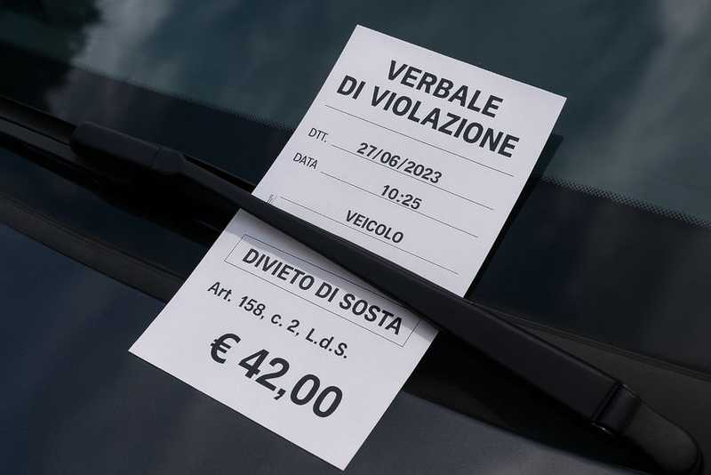 Attenzione alle finte multe sul parabrezza: la nuova truffa colpisce gli automobilisti di Firenze