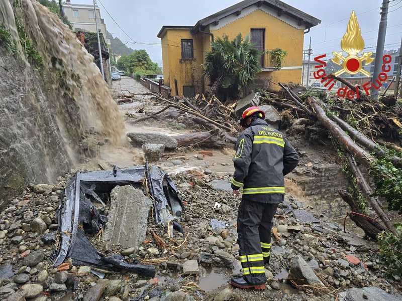 Como, disastro maltempo: auto trascinate dal fango. Lariana e Regina invase da acqua e detriti