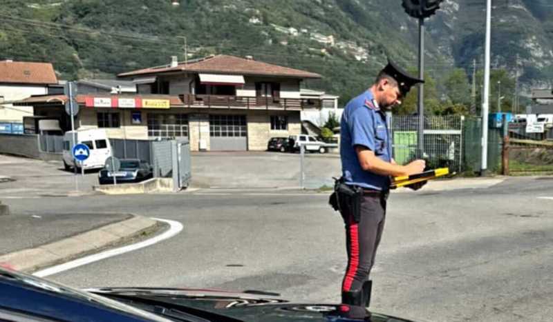 Esine: 23enne finisce in fin di vita cadendo dal tetto dell’auto