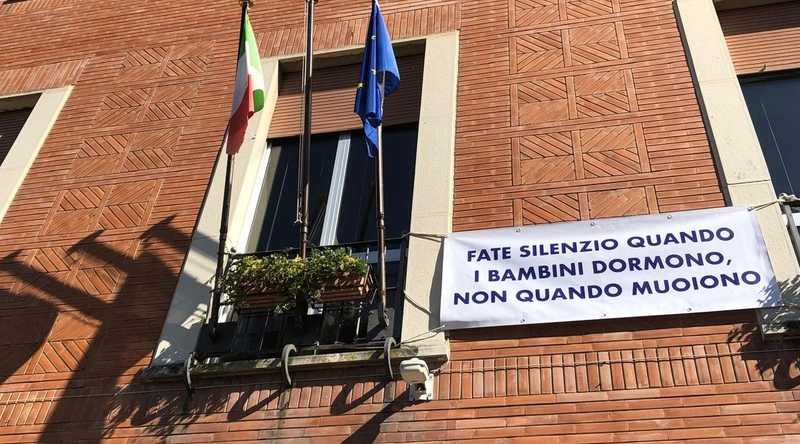 «Fate silenzio quando i bambini dormono, non quando muoiono». Lo slogan per i bambini di Gaza usato nelle città italiane