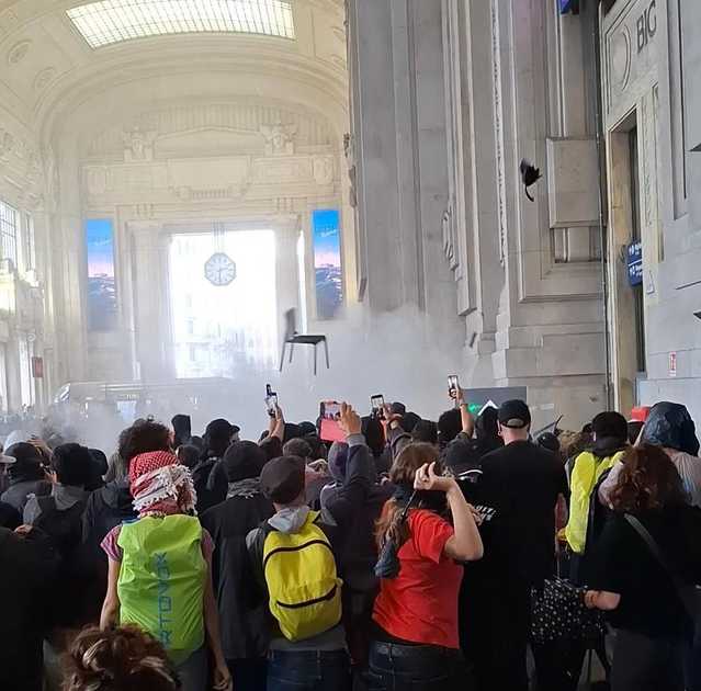 Guerriglia urbana a Milano: Stazione Centrale è un campo di battaglia. Reparti anti-sommossa in azione