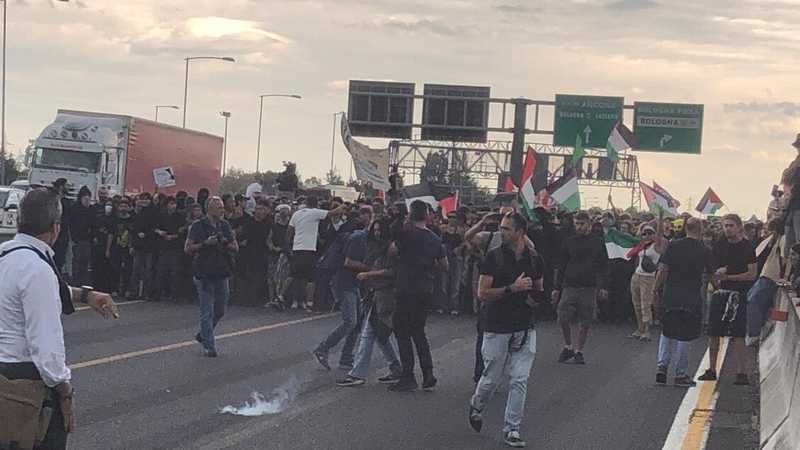 L'Italia in piazza per Gaza, c'è lo sciopero generale. Scontri a Milano, bloccata l'Autostrada a Bologna