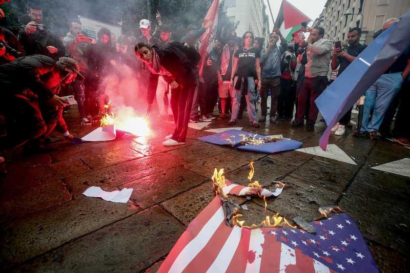 L’Italia si ferma per Gaza: cortei e presidi. Scontri tra polizia e manifestanti alla Stazione centrale di Milano. Oltre 30mila persone sfilano a Roma