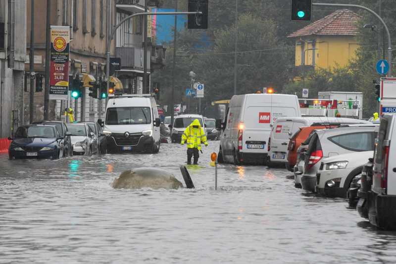 Maltempo e nubifragi su tutto il Nord, strade chiuse per crolli e esondazioni. Donna dispersa in un campeggio nell’Alessandrino