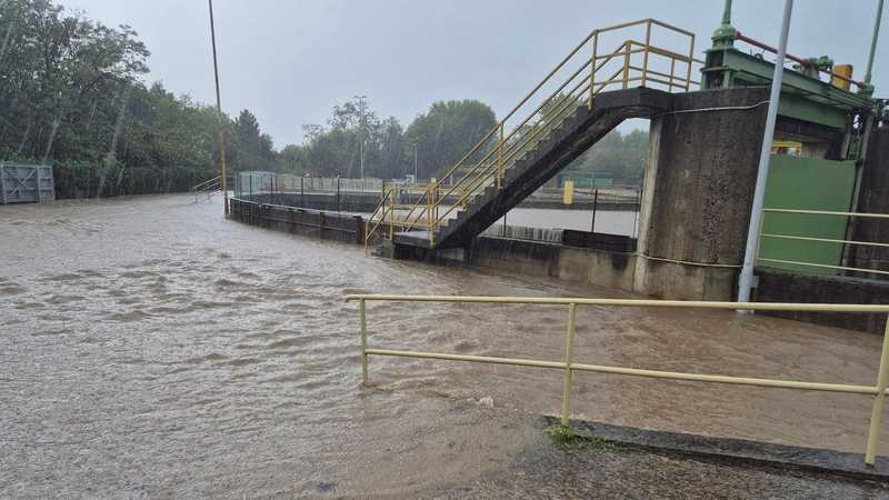 Maltempo in Lombardia, esondato il Seveso. A Como frane e centro storico allagato