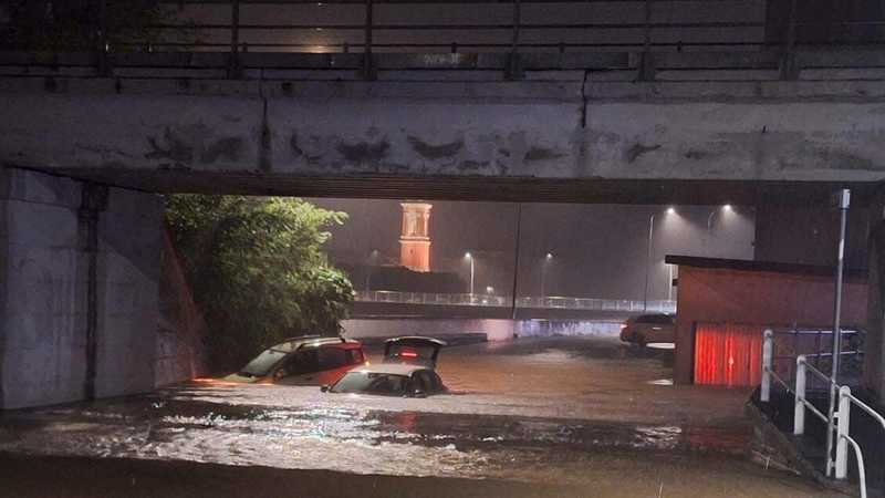 Maltempo in Lombardia: il Seveso esonda a Milano, alto il livello anche del Lambro. Frana nel Comasco