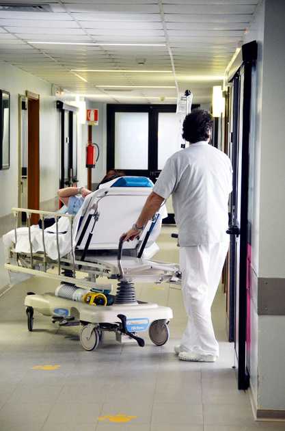 “Non mi convinci, preferisco farti una tac”: la brillante intuizione di un medico salva la vita a una 50enne