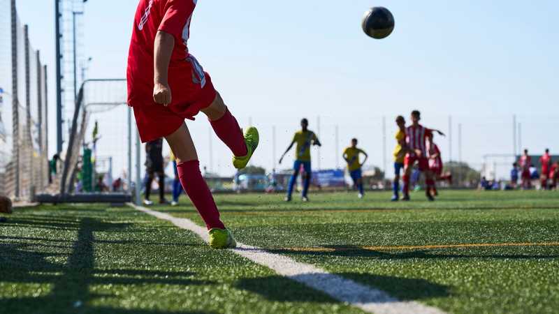 Partita di calcio in «campo» a Murano, multati quattordici ragazzini. Don Roberto Donadoni: «Finché ci sono bambini che giocano nei campi, allora Venezia è viva»