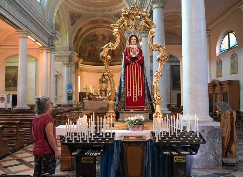 Spada e corona rubate alla statua della Madonna