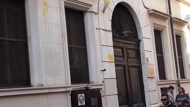 Uova contro l'ufficio scolastico a Roma. "Valditara non ci fa parlare di Gaza"