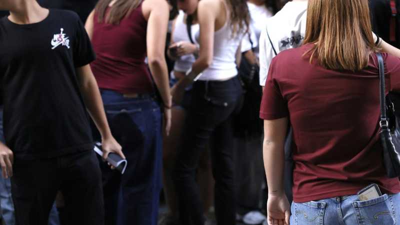 Professore invia migliaia di messaggi erotici all'alunna di 12 anni: offre 4mila euro di risarcimento