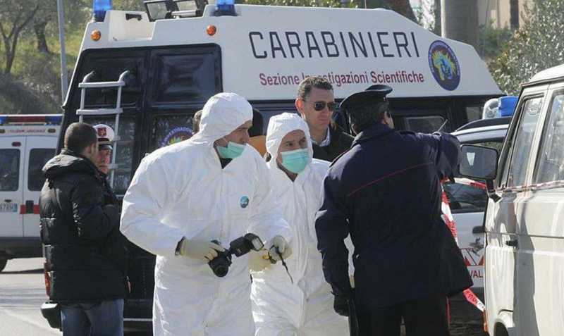 Dramma in Campania, uccide la moglie a colpi di pietra e scappa con i figli: lei aveva 49 anni